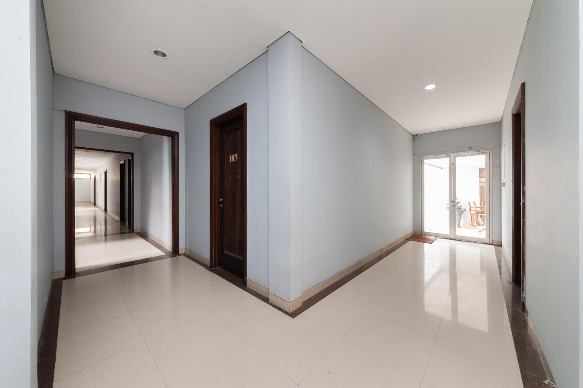 Reddoorz Plus Near Kelapa Dua Kebon Jeruk Jakarta Extérieur photo