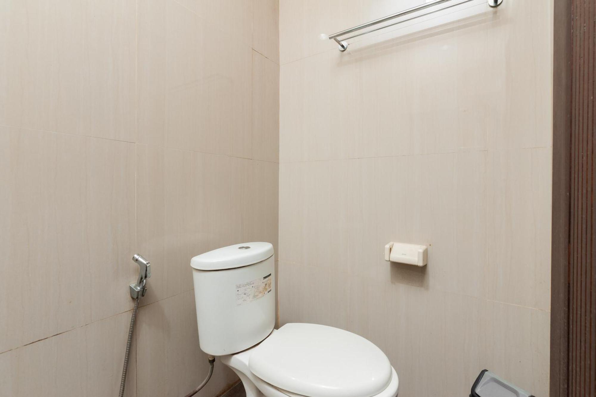 Reddoorz Plus Near Kelapa Dua Kebon Jeruk Jakarta Extérieur photo