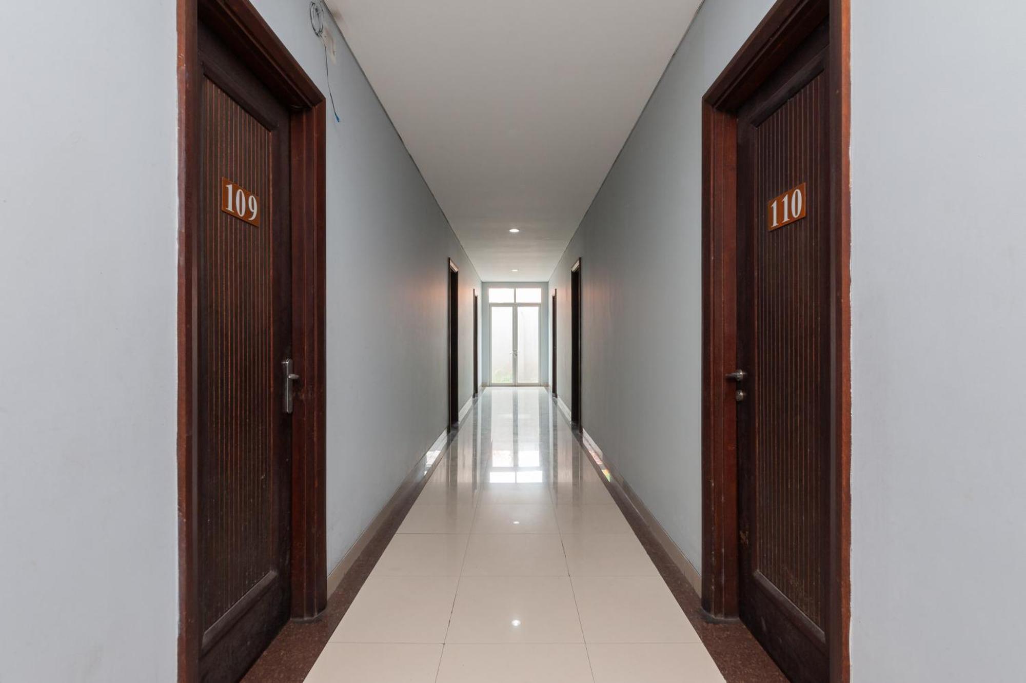 Reddoorz Plus Near Kelapa Dua Kebon Jeruk Jakarta Extérieur photo