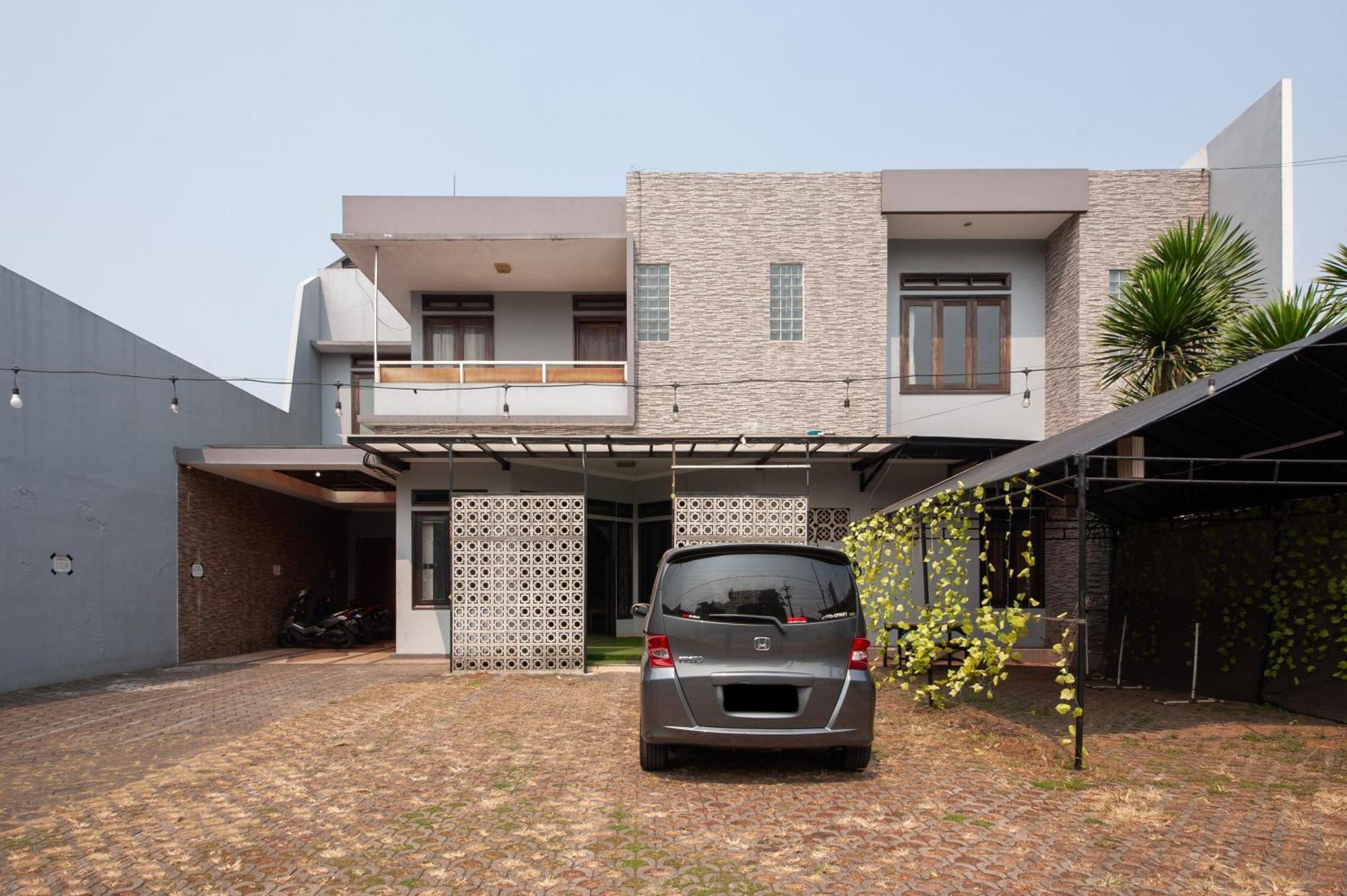 Reddoorz Plus Near Kelapa Dua Kebon Jeruk Jakarta Extérieur photo