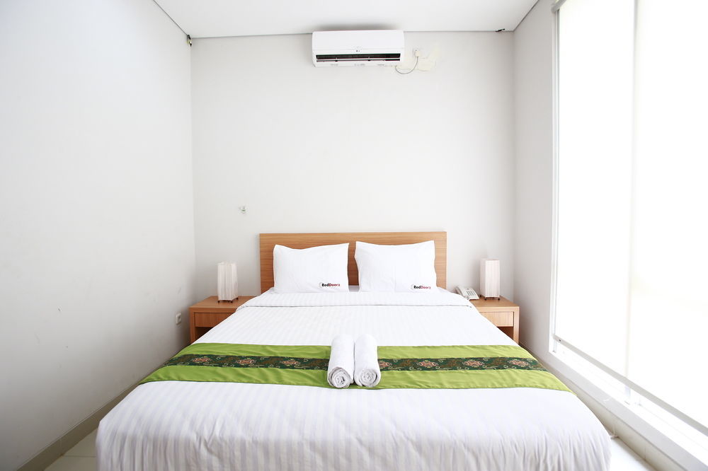 Reddoorz Plus Near Kelapa Dua Kebon Jeruk Jakarta Extérieur photo