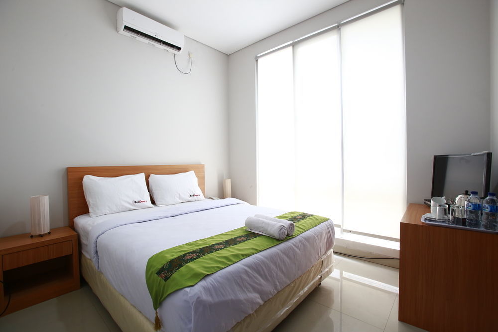 Reddoorz Plus Near Kelapa Dua Kebon Jeruk Jakarta Extérieur photo