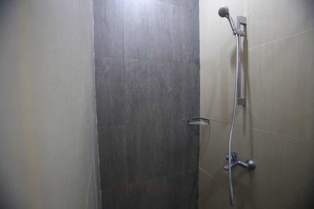 Reddoorz Plus Near Kelapa Dua Kebon Jeruk Jakarta Extérieur photo