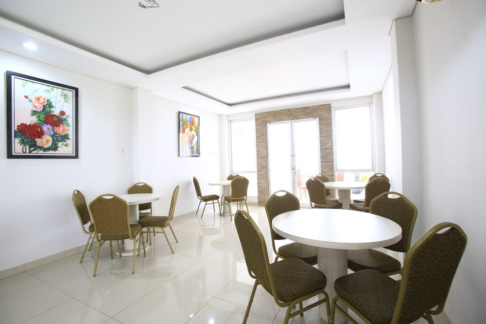 Reddoorz Plus Near Kelapa Dua Kebon Jeruk Jakarta Extérieur photo