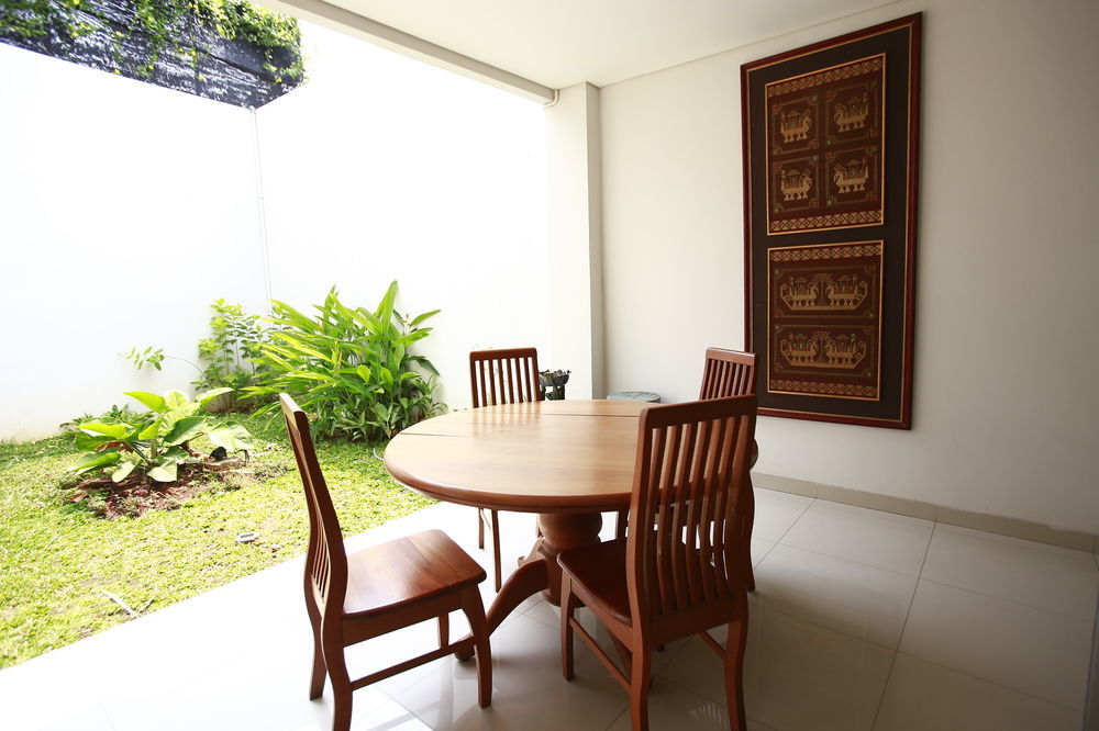Reddoorz Plus Near Kelapa Dua Kebon Jeruk Jakarta Extérieur photo