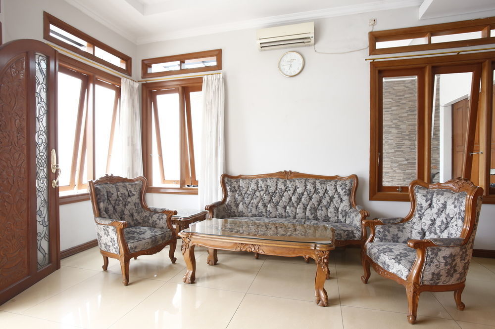Reddoorz Plus Near Kelapa Dua Kebon Jeruk Jakarta Extérieur photo