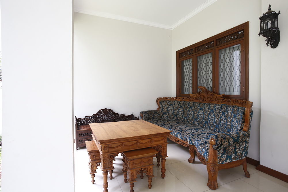 Reddoorz Plus Near Kelapa Dua Kebon Jeruk Jakarta Extérieur photo