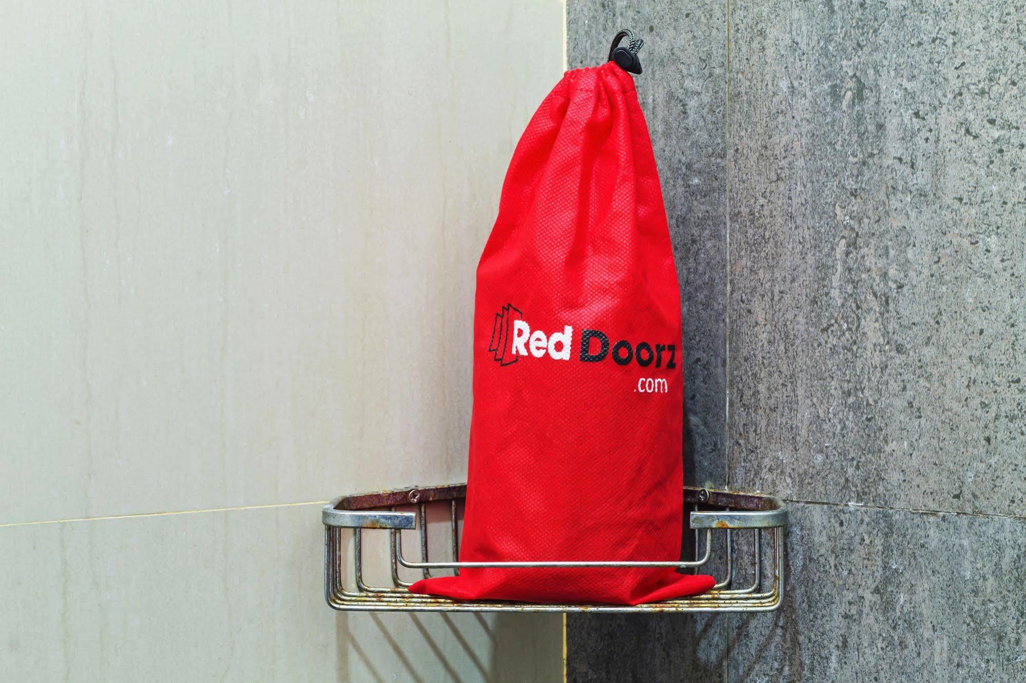 Reddoorz Plus Near Kelapa Dua Kebon Jeruk Jakarta Extérieur photo