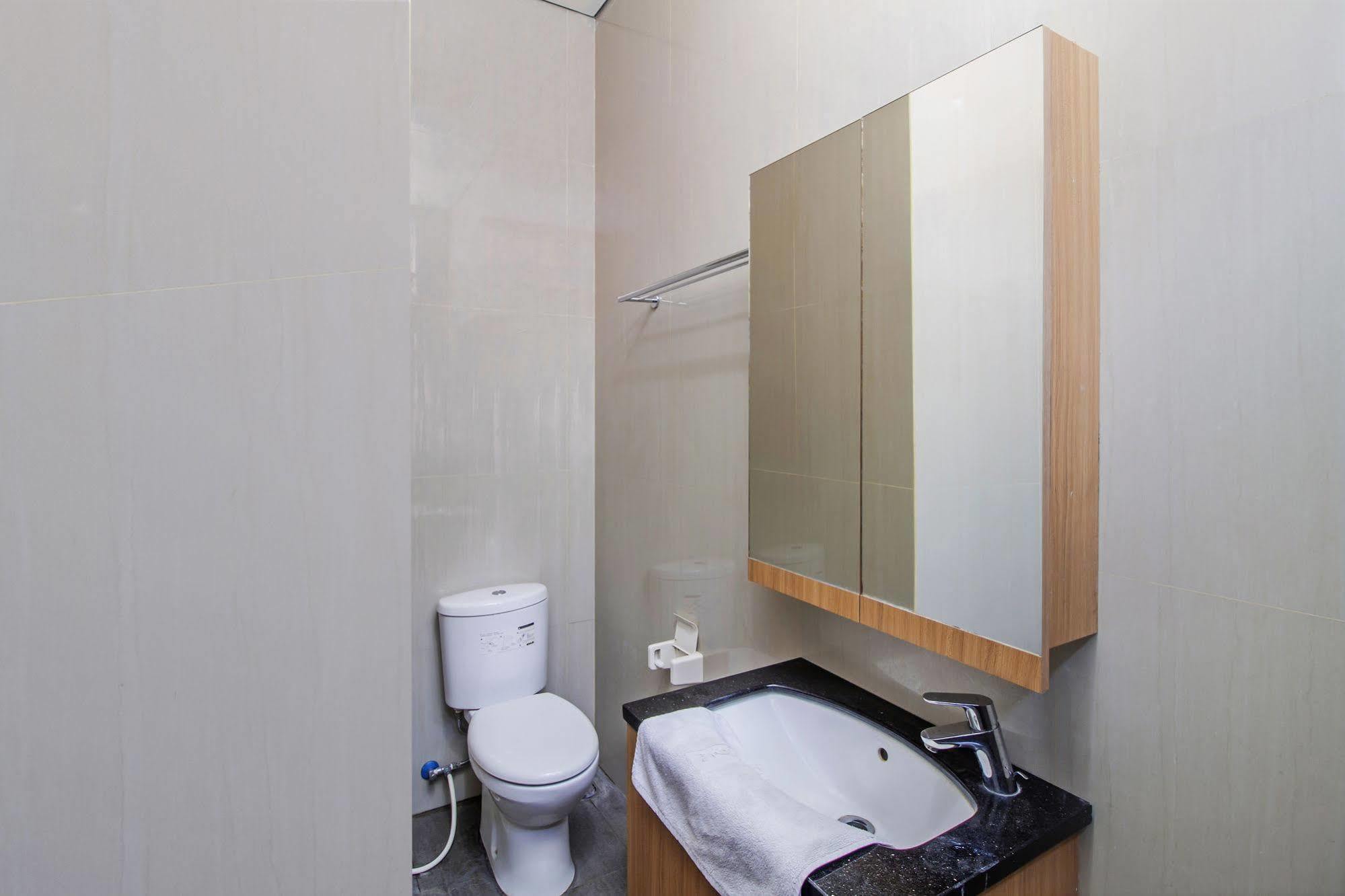 Reddoorz Plus Near Kelapa Dua Kebon Jeruk Jakarta Extérieur photo