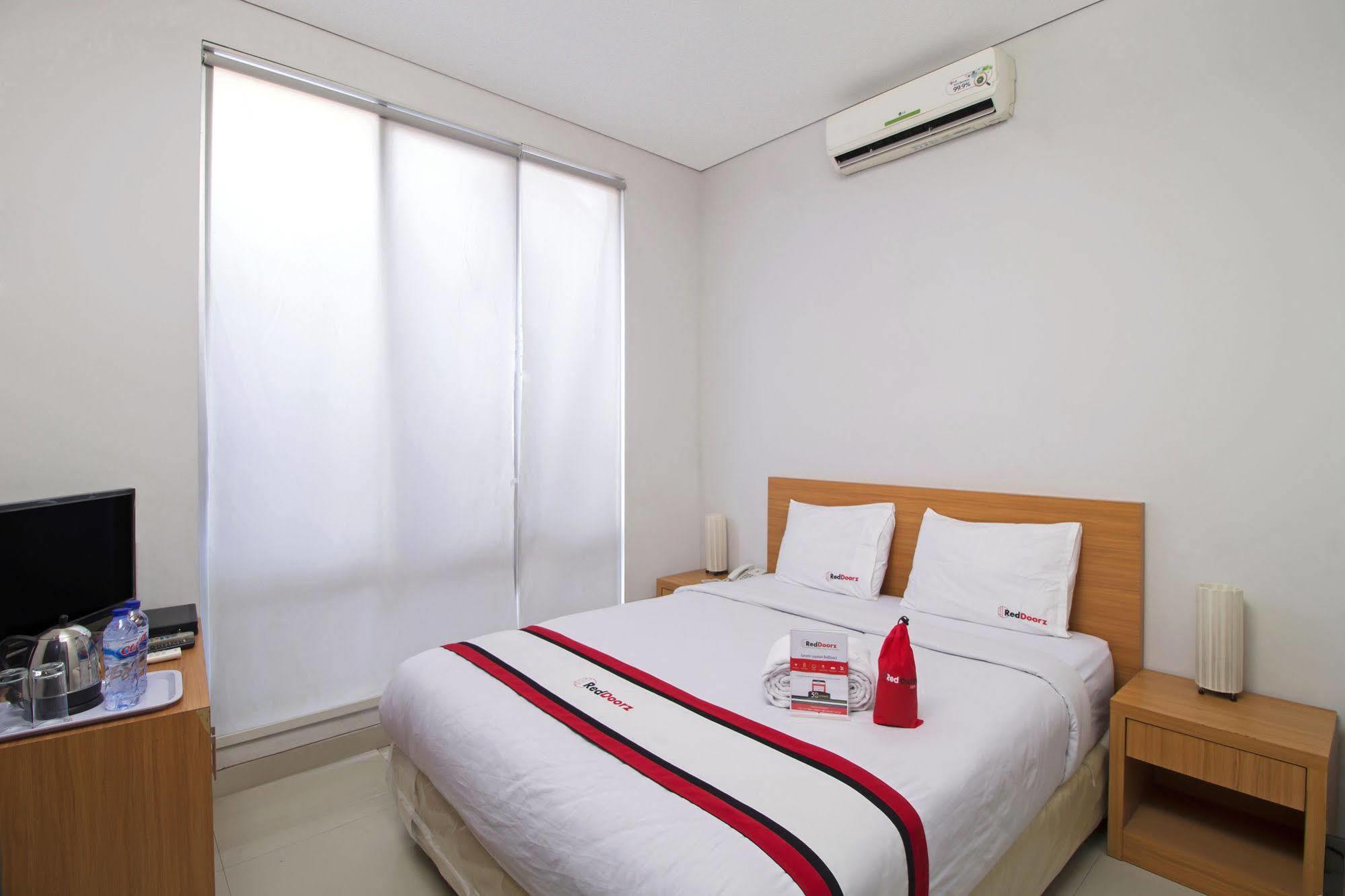 Reddoorz Plus Near Kelapa Dua Kebon Jeruk Jakarta Extérieur photo