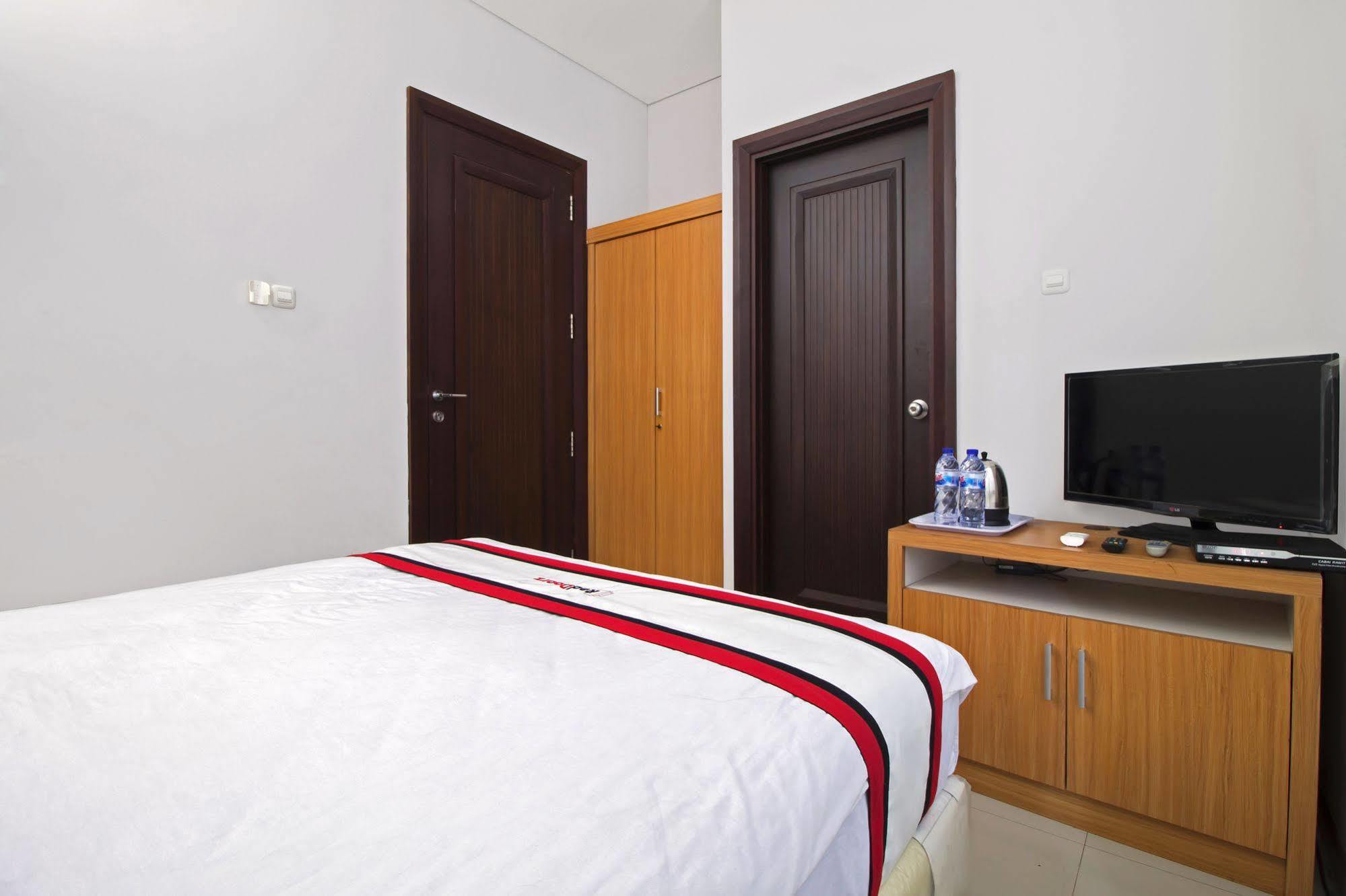 Reddoorz Plus Near Kelapa Dua Kebon Jeruk Jakarta Extérieur photo