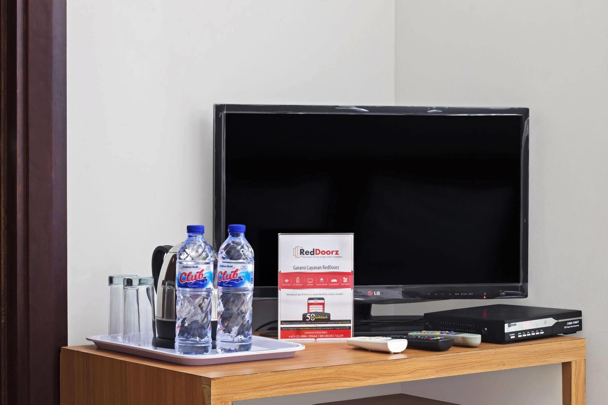 Reddoorz Plus Near Kelapa Dua Kebon Jeruk Jakarta Extérieur photo