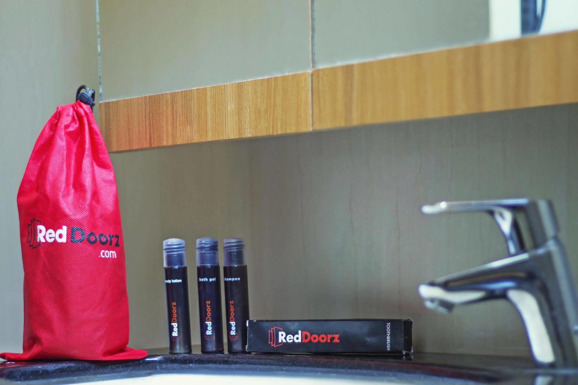 Reddoorz Plus Near Kelapa Dua Kebon Jeruk Jakarta Extérieur photo