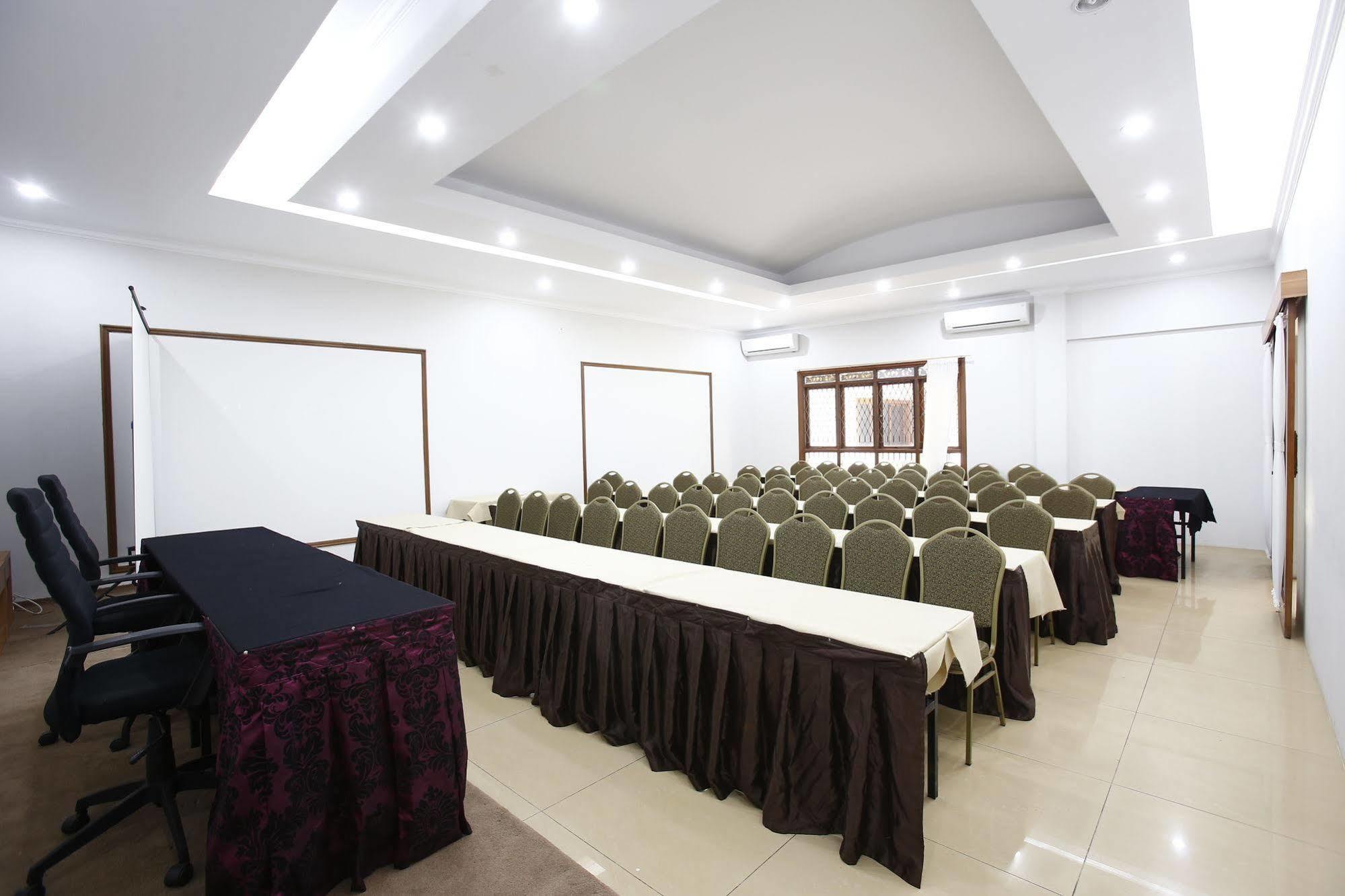 Reddoorz Plus Near Kelapa Dua Kebon Jeruk Jakarta Extérieur photo